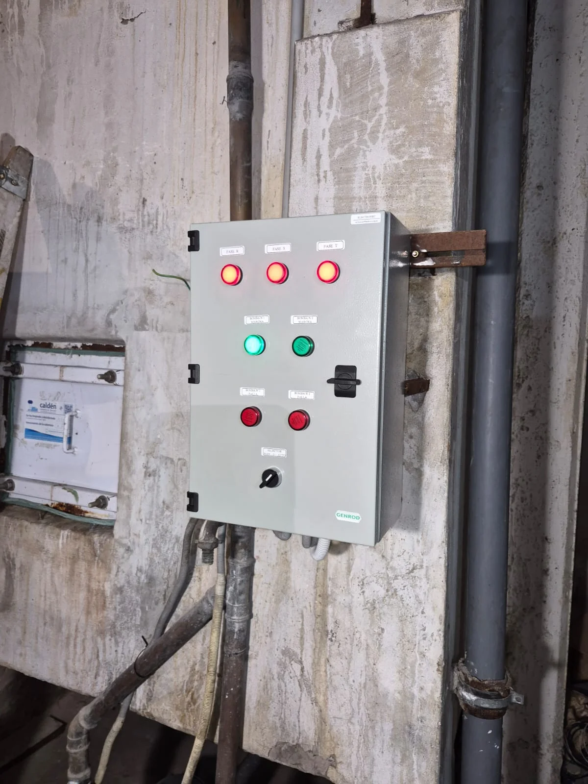 Trabajo en tablero eléctrico comercial